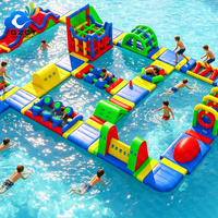 Parc aquatique gonflable commercial flottant avec parcours d'obstacles, pour l'location en entreprise, idéal pour les événements estivaux en lac, mer, station balnéaire ou plage.