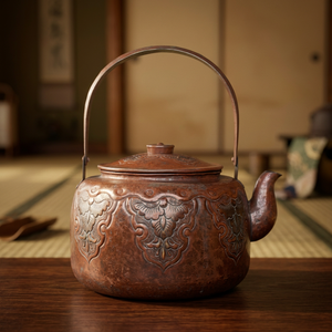 Théière traditionnelle chinoise en métal avec couvercle et poignée en métal, motif floral gaufré rouge brun - Product Image 3