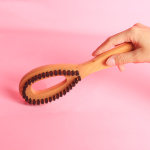 Brosse de massage en bois de forme ovale avec poils de sanglier pour le gommage du dos - Product Image 2