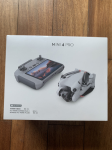 Mini 4 Pro Fly More Combo RC 2 RC-N2 : Performances d'imagerie supérieures : 4K/60fps HDR, prise de vue verticale réelle, 10 bits D-Log M/HLG - Product Image 1