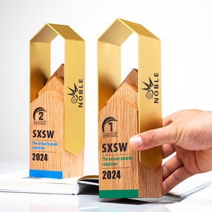 Trophée Noble en bois avec accent géométrique en métal doré Prix de forme unique pour les cérémonies d'anniversaire d'entreprise et de remise de prix annuelles - Product Image 5