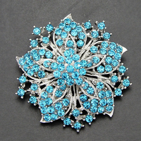 Grande broche fleurie en strass avec cristaux bleus, idéale pour les foulards, les chapeaux et les tenues de mariée