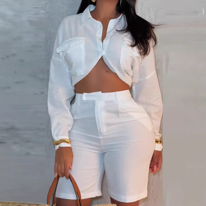 Ensemble décontracté pour femme : chemise courte blanche unie et short taille haute en polyester à manches longues - Product Image 1