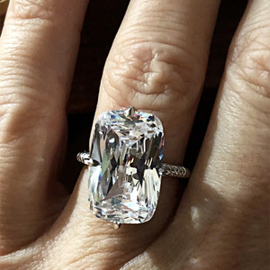 Anello di Fidanzamento F255 per Donna in Oro Bianco con Diamante Taglio Radiant Colore D Stile Classico - Product Image 3