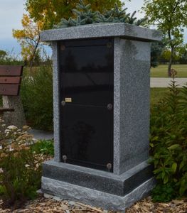 Columbario familiar privado de 2 nichos, lápida de granito tradicional - Product Image 2