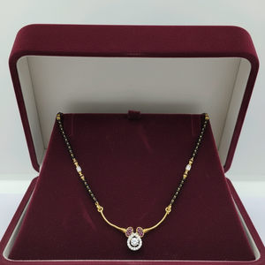 Elegante Collar Mangalsutra Negro con Cuentas y Detalles en Oro de 22K y Colgante Brillante, Joyería Tradicional para Mujer - Product Image 4