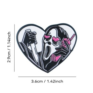 Pin de Esmalte con Forma de Corazón de Ghostface, Broche de Película de Terror - Product Image 3