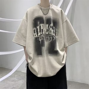 Camiseta de Hombre de Cuello Redondo, Estilo Casual Holgado, Ajuste Delgado, con Estampado Digital Urbano Americano, Venta Directa de Fábrica - Product Image 1