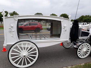 Carroza Fúnebre Eléctrica Decorada en Blanco y Dorado, Elegante Vagón de Transporte Funerario - Product Image 1