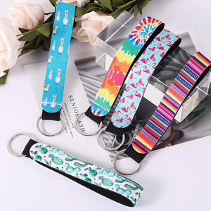 Porte-clés en néoprène imprimé léopard, isolé et imperméable, avec couleur personnalisée et style professionnel - Product Image 3