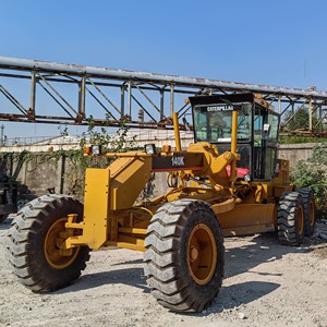รถเกรดเดอร์ Caterpillar 140K คุณภาพเชื่อถือได้ พร้อมใบมีดเต็มรูปแบบ บำรุงรักษาอย่างดี มีสินค้าในสต็อก เหมาะสำหรับงานก่อสร้างถนนและปรับระดับพื้นที่ - Product Image 1