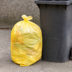 Sacs poubelle ménagers parfumés jaunes 72x110, paquet de 10 pièces - Product Image 1