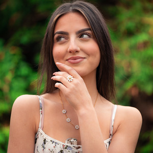 Accesorios Lindos Hipoalergénicos <span class=keywords><strong>para</strong></span> <span class=keywords><strong>Adolescentes</strong></span>, Joyería Delicada de Acero Inoxidable, Anillo Ajustable de Flor Blanca <span class=keywords><strong>para</strong></span> <span class=keywords><strong>Niñas</strong></span> - Product Image 3