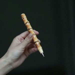 Bolígrafo de Bambú Natural de una Sola Pieza con Punta de 0.7 mm y Recarga, Artículos de Oficina, Recuerdos de Viaje o Regalos - Product Image 2