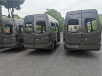 Autocar de tourisme de six mètres, quinze places, avec porte-bagages intérieur, pour les circuits guidés des parcs panoramiques et les visites de la vieille ville