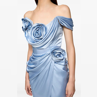 Robe longue sirène en satin bleu clair glamour avec fleurs 3D et fente haute, idéale pour les soirées formelles, les mariages ou les fêtes.