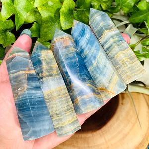 Tour de cristal en pierre d'onyx bleue naturelle polie de style bohème en gros pour une décoration intérieure unique et des cadeaux de vacances - Product Image 6