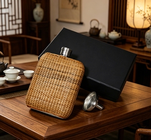 Mini flacon à liqueur vintage en titane pur avec couvercle en rotin tressé artisanal, format poche, style zen, cadeau de luxe pour les fêtes - Product Image 2