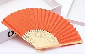 Abanico de Papel Blanco Ecológico Personalizado para Decoración de Recuerdos de Boda con Detalle de Bambú Pintado a Mano - Product Image 4