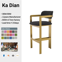 Tabouret de bar de luxe en acier inoxydable doré avec fauteuil en fausse fourrure d'agneau pour boutique de bijoux, comptoir de réception ou salle d'exposition