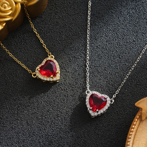 Collana Trendy in Rame con Ciondolo a Forma di Spada e Cuore Rosso, Set di Due Pezzi, Micro-incastonatura di Zirconi, Design a Cuore Impilato, Placcato Oro 18K - Product Image 2