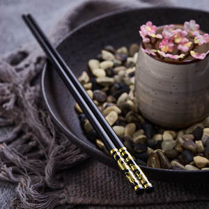 Palillos personalizados para boda, palillos coreanos de aleación personalizados para <span class=keywords><strong>Sushi</strong></span>, palillos chinos personalizados reutilizables negros y dorados - Product Image 3