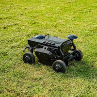 Robot autonome à quatre roues noir avec caméra frontale stationné sur un vaste champ de gazon vert en plein air