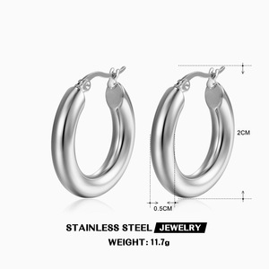 Boucles d'oreilles créoles tubulaires épaisses plaquées or PVD 18 carats, plusieurs tailles, en acier inoxydable hypoallergénique, minimalistes, audacieuses, en forme de cercle, vente en gros - Product Image 5