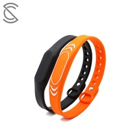 Gelang Silikon NFC Bentuk Jam Tangan yang Dapat Disesuaikan 13.56mhz Dapat Ditulis Ulang Chip Ntag213/215 Tahan Air Gelang RFID