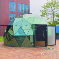 Chambre d'hôtel de luxe Dôme en verre géodésique de forme triangulaire Maison en camping