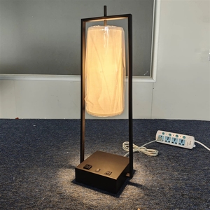 Lampe d'hôtel personnalisée, suite king-size contemporaine à deux chambres chez Candlewood Suites, lampes de bureau à abat-jour en tissu avec alimentation secteur - Product Image 2