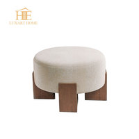 Fauteuil individuel moderne de style nordique pour salon, avec structure en bois massif et revêtement en laine, idéal pour se détendre