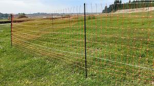 รั้วตาข่ายไฟฟ้าพรีเมียม ยาว 50 เมตร โครง HDPE ทนทานต่อรังสียูวี/ลม กันน้ำ เป็นมิตรกับสิ่งแวดล้อม ความต้านทานต่ำ เหมาะสำหรับฟาร์มและปศุสัตว์ - Product Image 5