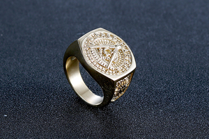 Anillo de Boda Elegante de Acero Inoxidable con Baño de Oro de 18K, Plateado y Negro, con Patrón G, Estilo Moderno - Product Image 5