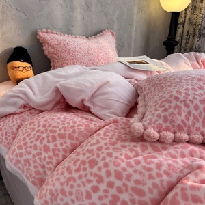 Ensemble de quatre pièces en peluche de fourrure de lapin en velours de lait imprimé léopard, draps, taies d'oreiller, ensembles de housse de couette - Product Image 2