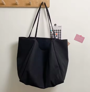 Bolsa de tela personalizada con logotipo impreso, hecha de lona de algodón lisa, con bolsillo interior y función impermeable, tipo bandolera. - Product Image 4