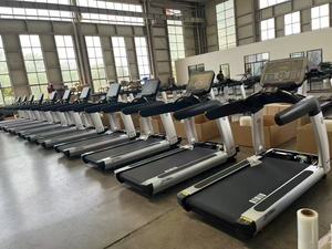 Tapis de course commercial robuste pour usage intensif en salle de sport, populaire dans les centres de fitness - Product Image 2