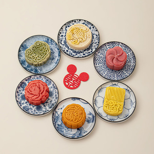Assiette à collation en porcelaine bleue et blanche, plat à dessert rond en céramique pour la présentation sur table de mariage, style rétro luxueux - Product Image 1