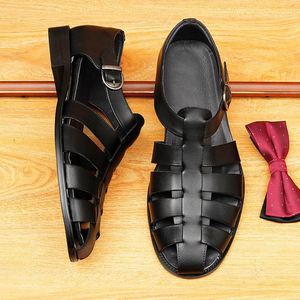 Sandales d'été pour hommes en cuir véritable respirant, sandales plates décontractées pour l'extérieur, sandales artisanales de haute qualité - Product Image 1