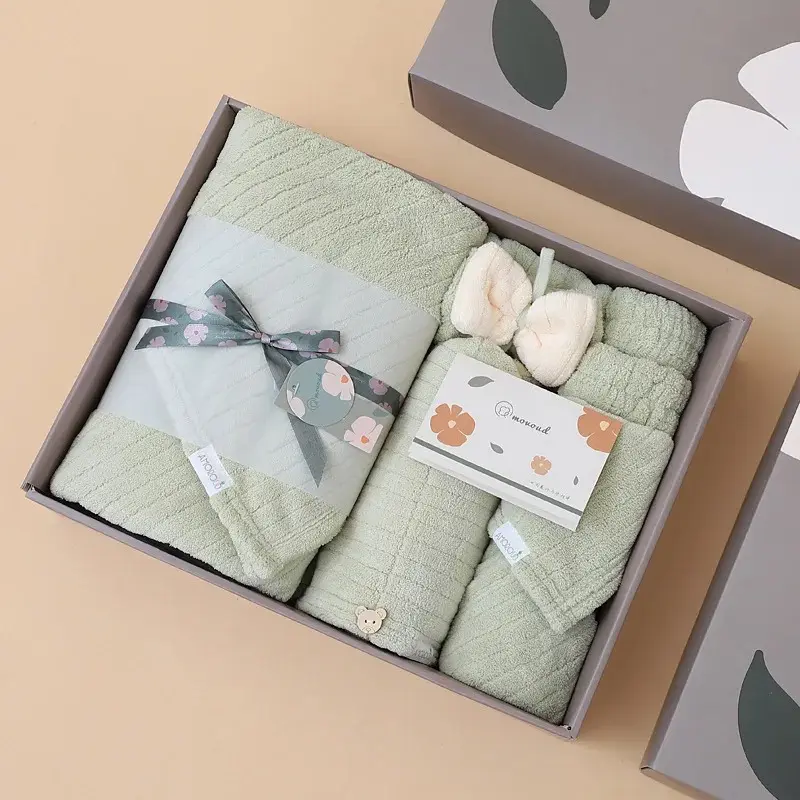 Mercan kadife düz renk banyo havlusu hediye kutu seti hediye yumuşak emici üç parçalı set saç boyalı havlu ile banyo havluları takım