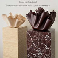 Table basse sur piétement Rosso Levanto en marbre naturel, cube de présentation pour l'ornementation et la pose de pots de fleurs, décoration intérieure