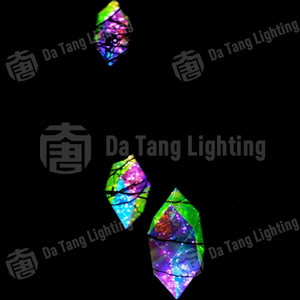 Lumière suspendue de Noël en diamant irisé avec éclat LED facetté pour une décoration de fête élégante - Product Image 4