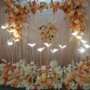 Nuevos accesorios de boda, mariposas y pájaros de hierro forjado para decorar el hotel T-stage con luces luminosas.