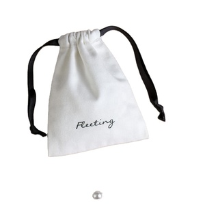 Pochette cadeau en coton mousseline écologique pour bijoux, sac à cordon personnalisé en toile de coton bio blanc avec logo - Product Image 1