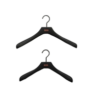 Cintre en bois noir sur mesure pour magasin de vêtements, design moderne durable à un seul niveau