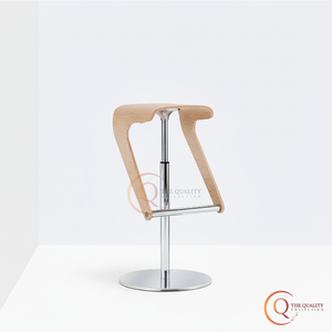 Taburete de Bar minimalista moderno con asiento de madera curvo y soporte único en forma de Z. Una adición elegante a cualquier espacio. - Product Image 1