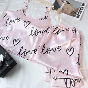 Sfy-y5062 Prix d'usine Ensemble pyjama en satin 3 pièces imprimé cœurs roses avec robe, gilet et short pour femmes – Nuisette et pyjama pour adultes - Product Image 4