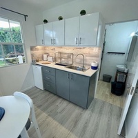 Maison conteneur préfabriquée moderne de 20 pieds pour l'habitation en extérieur, logement d'invités moderne et hébergement de jardin