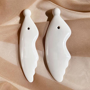 Massaggiatore animale caldo di colore bianco a forma di pesce in ceramica Gua Sha raschiando strumento di massaggio per massaggiatore di occhi - Product Image 6