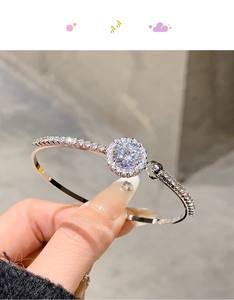 Un brazalete de circón redondo minimalista con superbrillo moderno y perfecto para fiestas, un regalo BFF versátil - Product Image 6